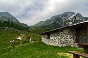 28 Baita Nevel (Neel) bassa (1565 m) con Corno Branchino 